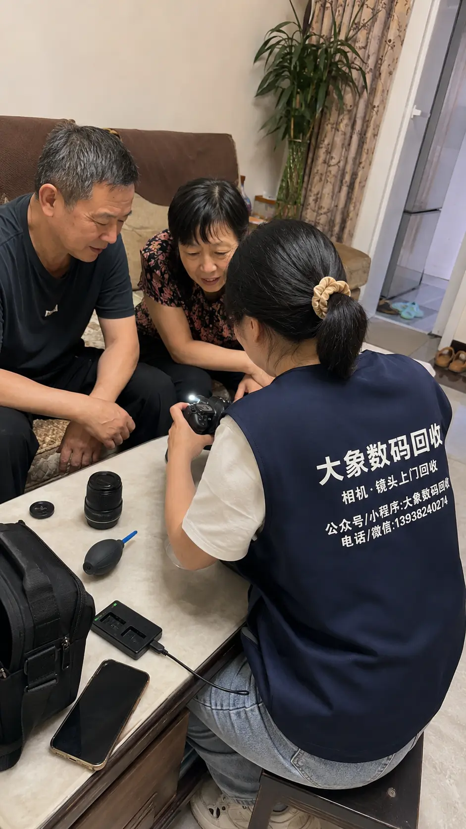 大象数码回收工作人员到用户家中当面检查相机